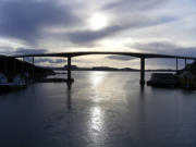 Sørsundbrua im Sonnenlicht
