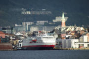 MS "Finnmarken" der Hurtigruten, die haben heute wohl Flottentreffen