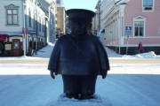 Skulptur Toripolliisi von Kaarlo Mikkonen vor der Markthalle