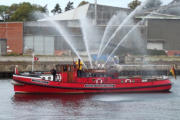 Feuerlöschboot IV ist zur Begrüßung extra aus Hamburg gekommen