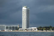 Blick auf das Maritim Hotel, das höchste Leuchtfeuer Europas