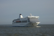 die MS "Romantika" auf der Elbe bei Cuxhaven