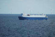 Autotransporter vor Windpark