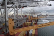 an der Pier im Containerhafen Maasvlakte Rotterdam