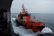 der Kiel Lotse kommt an Bord