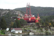 im Lafjord hat sich eine Ölbohrplattform versteckt