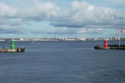 Blick vom Schiff duch die Hafeneinfahrt nach Helsingborg