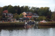 die Hafeneinfahrt der  Fischersiedlung Gothmund